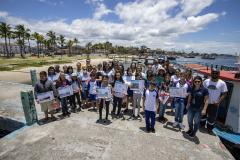 Cinco alunos de escolas municipais de Antonina e dez de Paranaguá, no Litoral, tiveram as suas artes selecionadas no projeto Porto Escola. Além de receberem o próprio desenho e frase impressos em placas gráficas, também ganharam um passeio pela Baía de Paranaguá. 