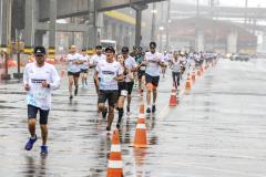 Na manhã deste domingo (16), apesar da chuva, a movimentação foi intensa não de carga, mas de pessoas, no cais do Porto de Paranaguá. Uma prova inédita, a primeira Corrida do Porto reuniu mais de mil atletas, em quatro diferentes modalidades.