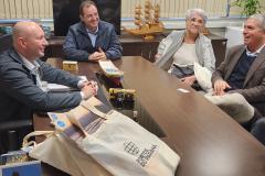 A Portos do Paraná recebeu nesta quinta-feira (15) o presidente executivo das Américas Central e do Sul da empresa Costa Cruzeiros, Dario Rustico. Depois da MSC, que confirmou operação de embarque e desembarque de turistas no Porto de Paranaguá de dezembro a março, outras empresas estão interessadas no Estado.