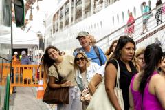 Com 2,4 mil pessoas a bordo, navio MSC Lirica desembarca em Paranaguá