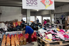 Famílias do RS recebem primeiras doações da comunidade portuária