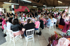 Mulheres prestigiam Feijoada Rosa da Portos do Paraná