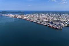 imagem aérea do Porto de Paranaguá em um dia de céu azul, os navios atracados em todo o cais