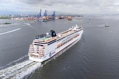 #praquemnaopodever navio de cruzeiros branco cruz a baía de Paranaguá e segue em direção ao Porto de Paranaguá. Ao longe, rebocadores,navios e lanchas cruzam os mares.