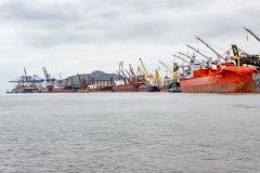 #paraquemnaopodever a Baía de Paranaguá e o céu estão cinzas, mas os navios vermelhos atracados no Porto destoam ao longo da imagem. Enfileirados, estão operando com constância no cais de Paranaguá.