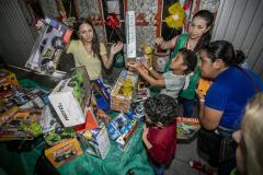 Famílias recebem doações do Natal Solidário da Portos do Paraná