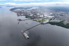 #praquemnaopodever a imagem aérea de drone mostra o Porto de Paranaguá visto a partir do píer de líquidos. Em destaque estão os navios de granéis liquidos, ao fundo está o Porto de Paranaguá visto de lado e do lado direito está a área portuária.