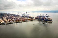 #praquemnaopodever a imagem aérea mostra o Terminal de Contêineres de Paranaguá em um dia nublado com o mar tranquilo e um pátio lotado de contêineres.
