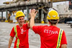 #praquemnaopodever na foto, uma mulher esta rindo de frente e batendo na mão da irmá, que está de costas para a câmera. As duas estão equipadas com capacete e vestem uma camisa vermelha com a palavra "Estiva"