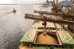 #ParaQuemNaoPodeVer Imagem exibe uma foto aérea de uma plataforma ou navio industrial no mar. Na imagem, é possível ver estruturas metálicas complexas, áreas marcadas para pouso de helicóptero com a palavra “AHITA” e o número “13”, além de um pequeno barco amarelo navegando na água ao fundo.