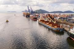 #praquemnaopodever imagem aérea do cais do Porto, mostrando as águas da baía de paranagua sob um céu azul e um cais cheio de meganavios