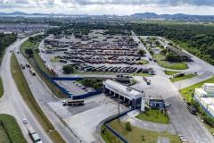 #praquemnaopodever imagem aérea do patio de triagem mostra a entrada do pátio de triagem, uma br com quase nenhum movimento e muitos caminhões estacionados ao fundo