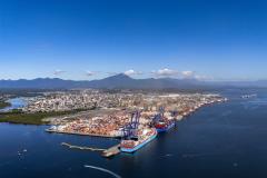 #praquemnaopodever imagem aérea do Porto com navios no cais em uma baía e céu azuis.