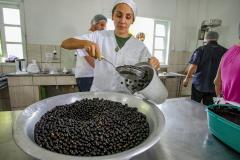 Oficina da Portos do Paraná ensina comunidade litorânea sobre coleta e despolpa do açaí juçara