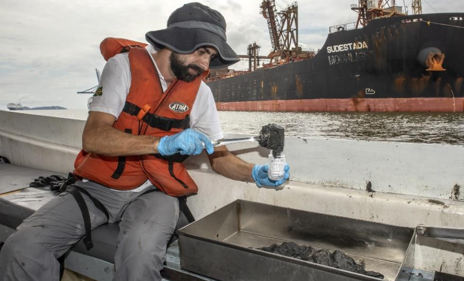 Técnico coletando amostras para o Monitoramento da Qualidade dos Sedimentos