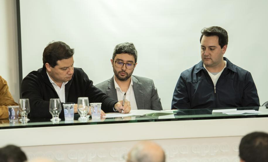 Autorizadas as obras de reparo e melhoria em trapiches na Ilha do Mel. São as estruturas de Encantadas e Nova Brasília. Contratação inclui o fornecimento de todo o material, mão de obra, equipamentos e ferramentas.