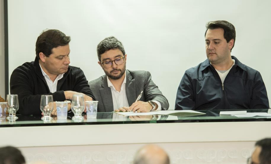 Autorizadas as obras de reparo e melhoria em trapiches na Ilha do Mel. São as estruturas de Encantadas e Nova Brasília. Contratação inclui o fornecimento de todo o material, mão de obra, equipamentos e ferramentas.