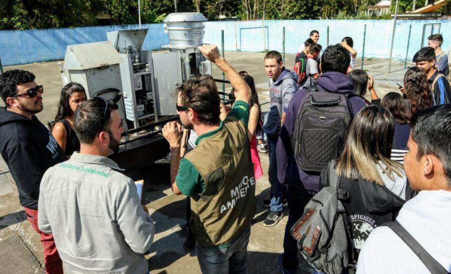 Alunos do curso técnico do Colégio Estadual Brasílio Machado, de Antonina, conheceram nesta sexta-feira (16) equipamentos de medição de qualidade do ar e acompanharam o monitoramento.