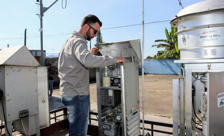 Alunos do curso técnico do Colégio Estadual Brasílio Machado, de Antonina, conheceram nesta sexta-feira (16) equipamentos de medição de qualidade do ar e acompanharam o monitoramento.