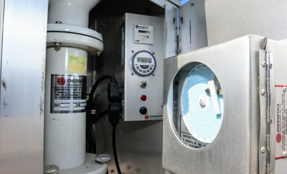 Alunos do curso técnico do Colégio Estadual Brasílio Machado, de Antonina, conheceram nesta sexta-feira (16) equipamentos de medição de qualidade do ar e acompanharam o monitoramento.