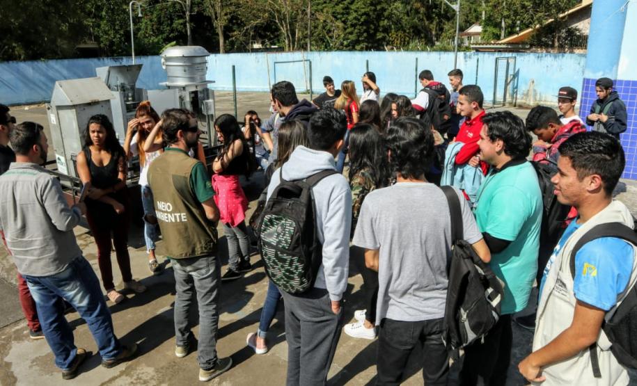 Alunos do curso técnico do Colégio Estadual Brasílio Machado, de Antonina, conheceram nesta sexta-feira (16) equipamentos de medição de qualidade do ar e acompanharam o monitoramento.