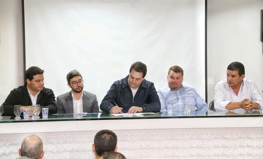 O Corredor de Exportação do Porto de Paranaguá, sistema por onde são movimentados grãos e farelos, será remodelado e modernizado para atender a crescente demanda do agronegócio paranaense. A estrutura foi construída ainda na década de 1970.