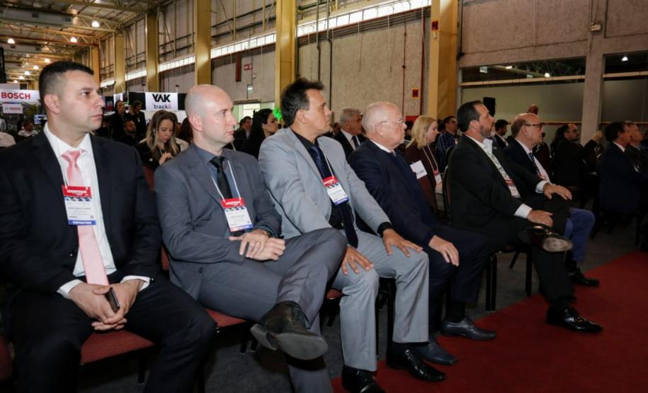 Temas como descentralização, arrendamento da Klabin e investimento no Corredor de Exportação tornaram o estande o mais visitado da feira no 1º dia