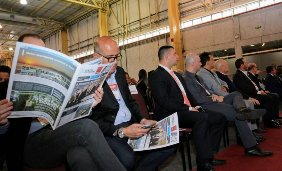 Temas como descentralização, arrendamento da Klabin e investimento no Corredor de Exportação tornaram o estande o mais visitado da feira no 1º dia