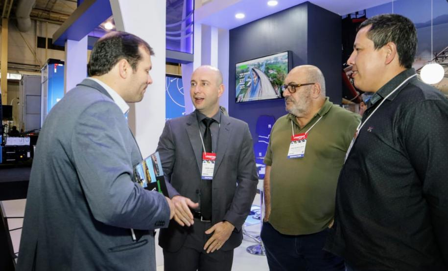 Temas como descentralização, arrendamento da Klabin e investimento no Corredor de Exportação tornaram o estande o mais visitado da feira no 1º dia