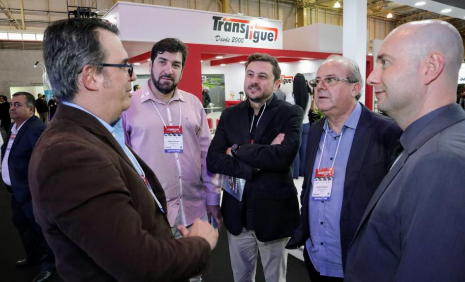 Temas como descentralização, arrendamento da Klabin e investimento no Corredor de Exportação tornaram o estande o mais visitado da feira no 1º dia