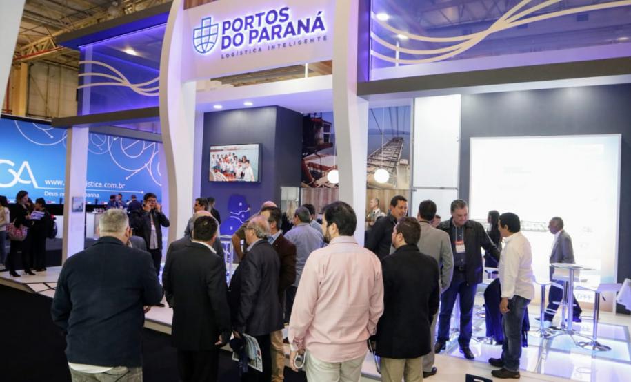 Temas como descentralização, arrendamento da Klabin e investimento no Corredor de Exportação tornaram o estande o mais visitado da feira no 1º dia