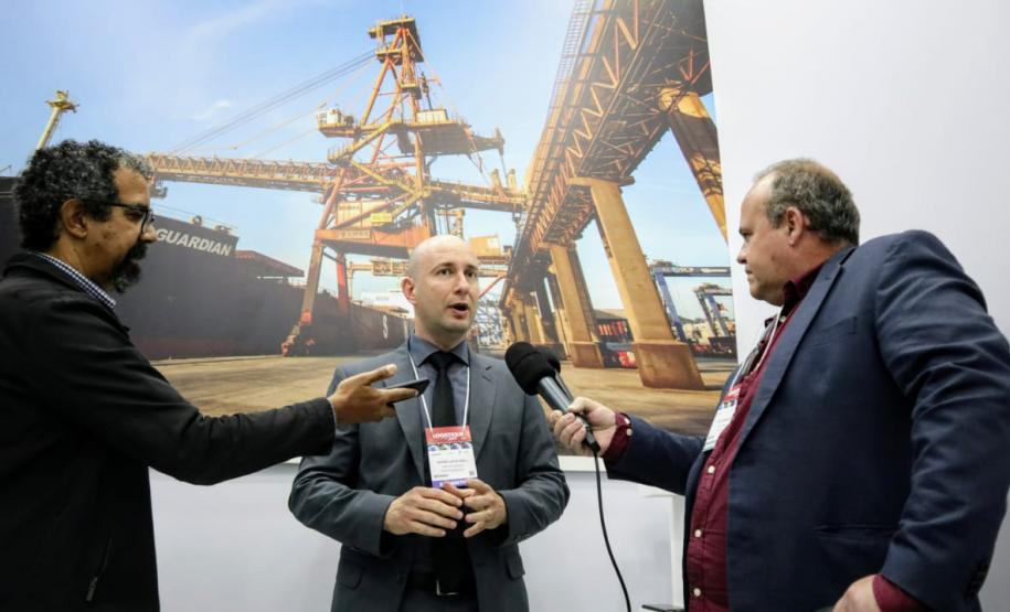 Temas como descentralização, arrendamento da Klabin e investimento no Corredor de Exportação tornaram o estande o mais visitado da feira no 1º dia