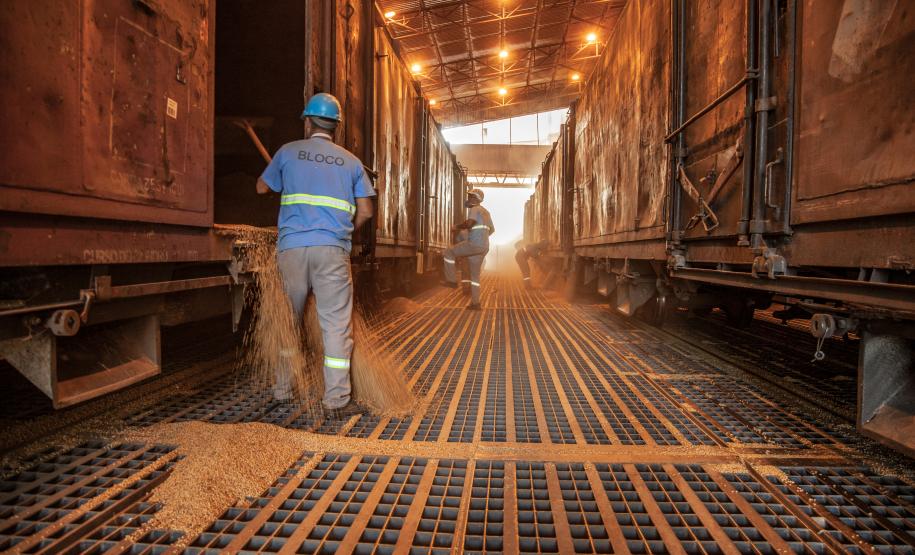 O volume estimado para embarque no último trimestre de 2019 é 14% maior que o total movimentado pelo setor no mesmo período do ano passado. Nos três últimos meses de 2018 foram exportadas cerca de 5,26 milhões de toneladas de soja, milho, farelo e açúcar.