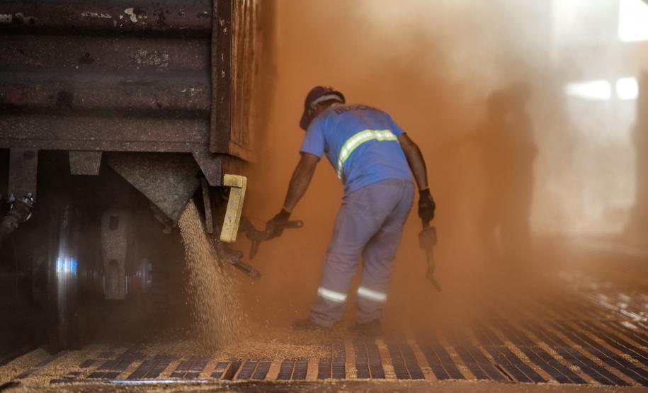 O volume estimado para embarque no último trimestre de 2019 é 14% maior que o total movimentado pelo setor no mesmo período do ano passado. Nos três últimos meses de 2018 foram exportadas cerca de 5,26 milhões de toneladas de soja, milho, farelo e açúcar.