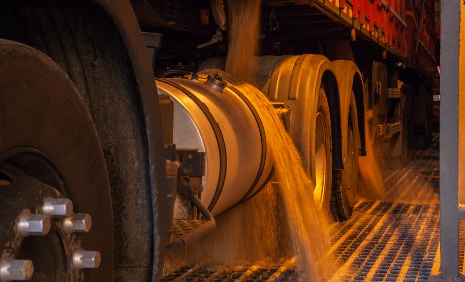 O volume estimado para embarque no último trimestre de 2019 é 14% maior que o total movimentado pelo setor no mesmo período do ano passado. Nos três últimos meses de 2018 foram exportadas cerca de 5,26 milhões de toneladas de soja, milho, farelo e açúcar.