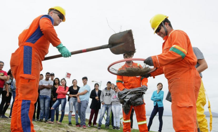 Curso promovido pela Diretoria de Meio Ambiente, em parceria com a empresa responsável pela Defesa Ambiental dos Portos paranaenses, atende 50 moradores da Ponta da Pita.