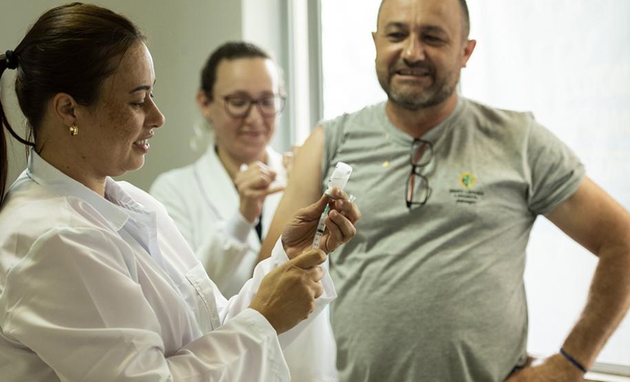 Evento atendeu cerca de 180 caminhoneiros no Pátio de triagem do Porto de Paranaguá. Foram ofertados serviços gratuitos como vacinação, medição de pressão e diabetes, corte de cabelo, orientação espiritual e palestras sobre trânsito e segurança.