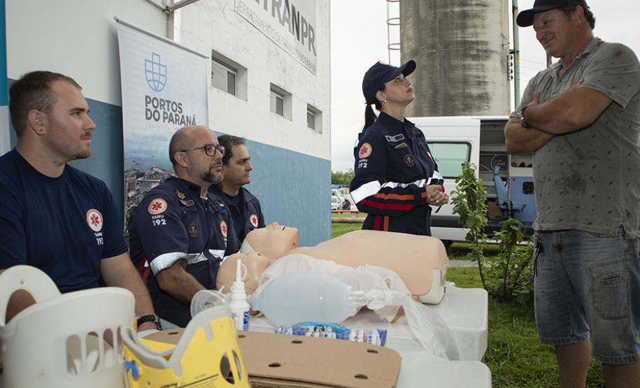 Evento atendeu cerca de 180 caminhoneiros no Pátio de triagem do Porto de Paranaguá. Foram ofertados serviços gratuitos como vacinação, medição de pressão e diabetes, corte de cabelo, orientação espiritual e palestras sobre trânsito e segurança.