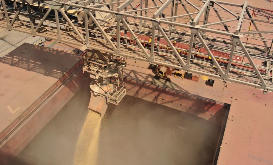 Estatística mostra que nos oito últimos meses, complexo de exportação de grãos do Porto de Paranaguá carregou meio milhão de tonelada a mais de grãos, em comparação com 2018