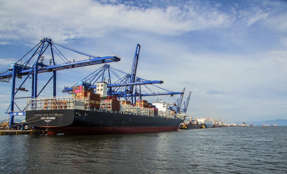 A movimentação dos Portos do Paraná passou dos 35,6 milhões de toneladas. Os números da empresa, de janeiro a agosto, acabam de ser fechados.