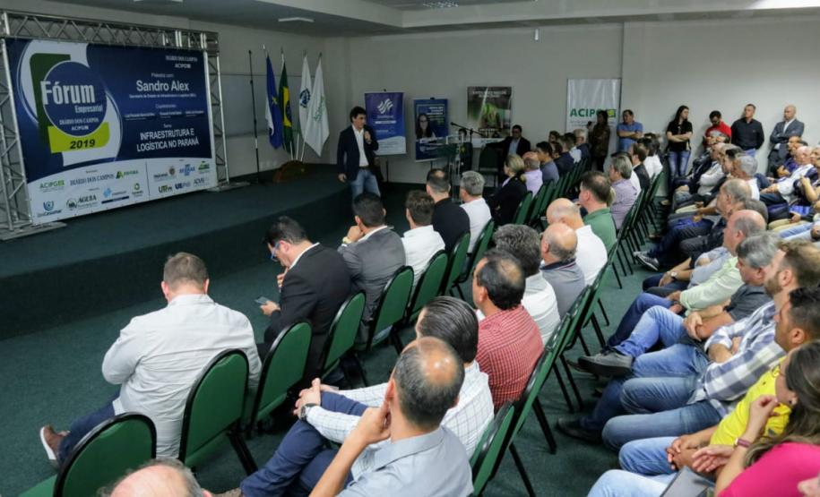 Evento na noite de segunda-feira (9) apresentou obras e projetos para empresários e produtores dos Campos Gerais.