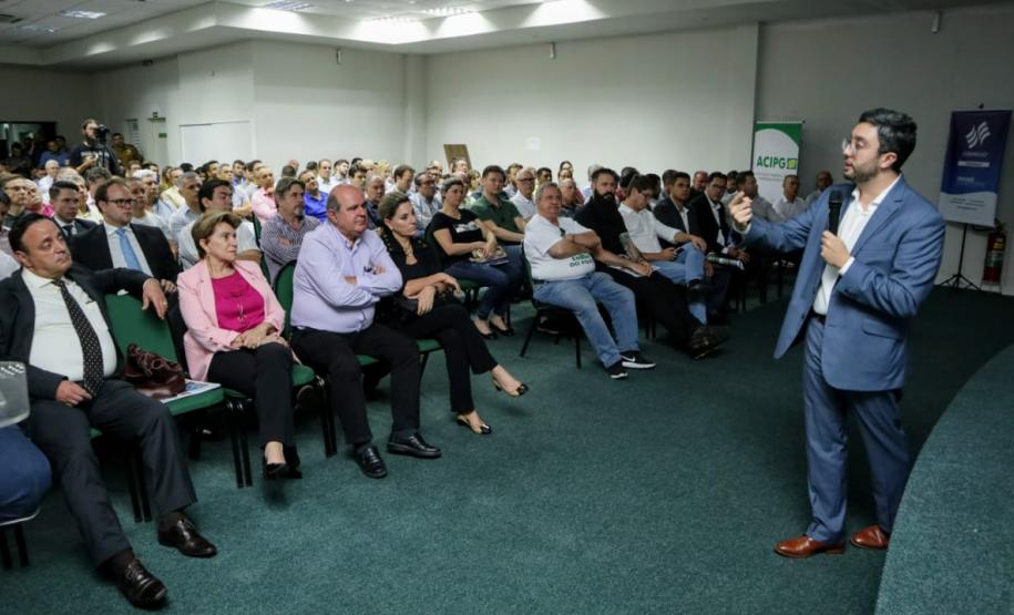 Evento na noite de segunda-feira (9) apresentou obras e projetos para empresários e produtores dos Campos Gerais.