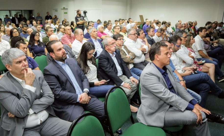 Evento na noite de segunda-feira (9) apresentou obras e projetos para empresários e produtores dos Campos Gerais.