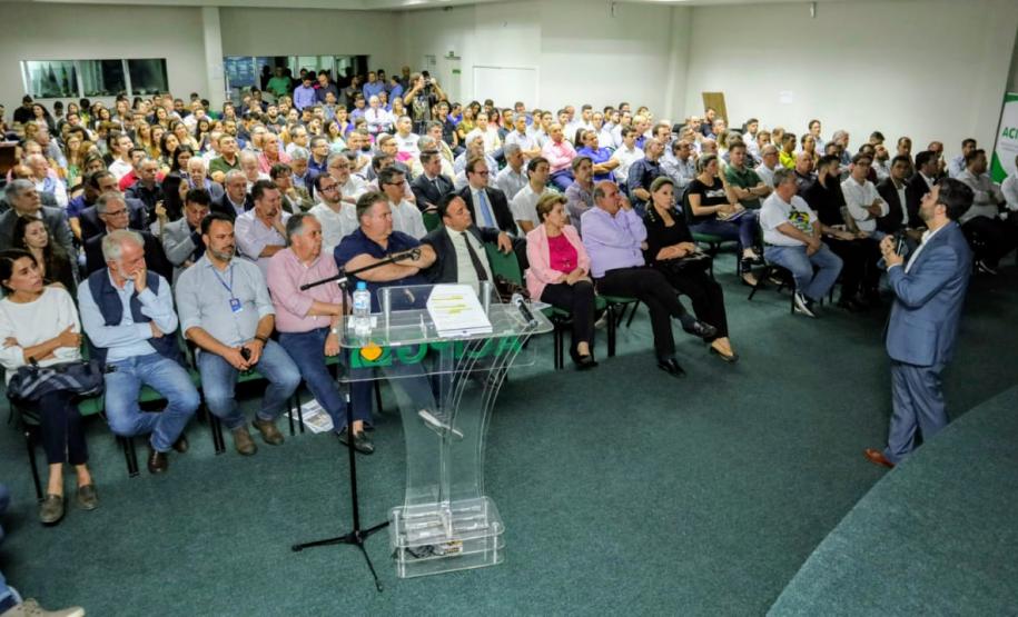 Evento na noite de segunda-feira (9) apresentou obras e projetos para empresários e produtores dos Campos Gerais.