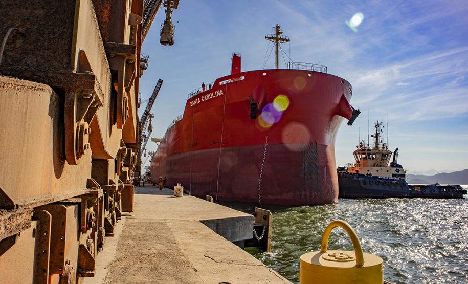 Estatística mostra que nos oito últimos meses, complexo de exportação de grãos do Porto de Paranaguá carregou meio milhão de tonelada a mais de grãos, em comparação com 2018