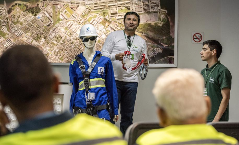 Nas aulas teóricas, foram reforçados o histórico da prevenção contra acidentes pessoais, os principais EPIs utilizados e como acidentes poderiam ser facilmente evitados. Na parte prática, os participantes escalaram a escada da caixa d’água do Porto de Paranaguá com todo os EPIs necessários.