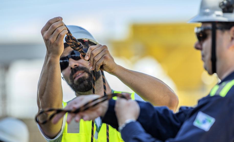 Nas aulas teóricas, foram reforçados o histórico da prevenção contra acidentes pessoais, os principais EPIs utilizados e como acidentes poderiam ser facilmente evitados. Na parte prática, os participantes escalaram a escada da caixa d’água do Porto de Paranaguá com todo os EPIs necessários.