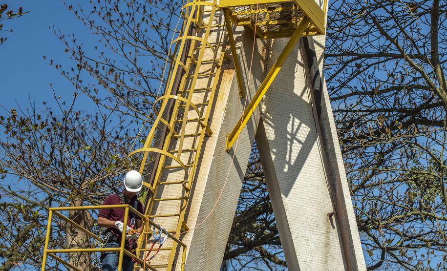 Nas aulas teóricas, foram reforçados o histórico da prevenção contra acidentes pessoais, os principais EPIs utilizados e como acidentes poderiam ser facilmente evitados. Na parte prática, os participantes escalaram a escada da caixa d’água do Porto de Paranaguá com todo os EPIs necessários.