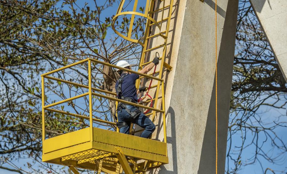 Nas aulas teóricas, foram reforçados o histórico da prevenção contra acidentes pessoais, os principais EPIs utilizados e como acidentes poderiam ser facilmente evitados. Na parte prática, os participantes escalaram a escada da caixa d’água do Porto de Paranaguá com todo os EPIs necessários.