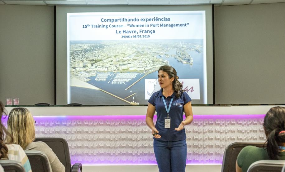 Ontem (17), uma temática bem específica foi tratada pela bióloga Jaqueline Dittrich, analista portuária da Diretoria de Meio Ambiente da empresa.